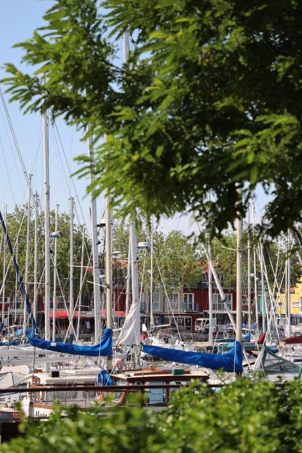 Un Hotel Sur Le Port La Rochelle  Exteriör bild